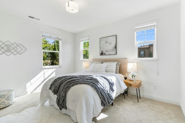 Building Photo - 3069 Vittoria Loop
