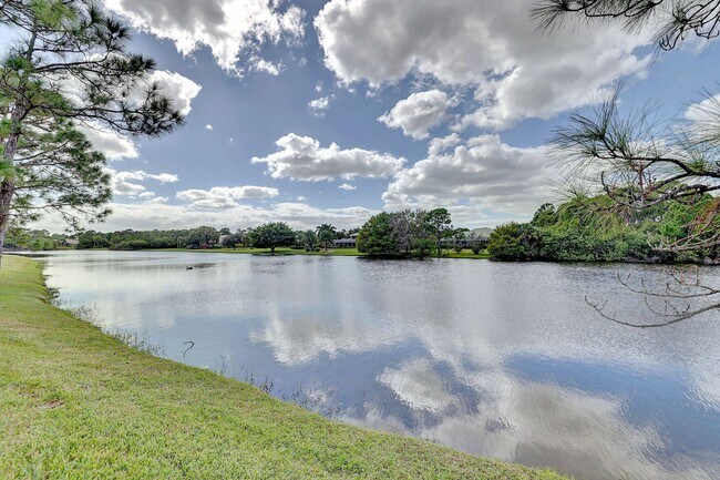 Building Photo - 8028 Plantation Lakes Dr