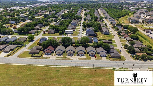 Building Photo - 3116-3118 S Cherry Ln