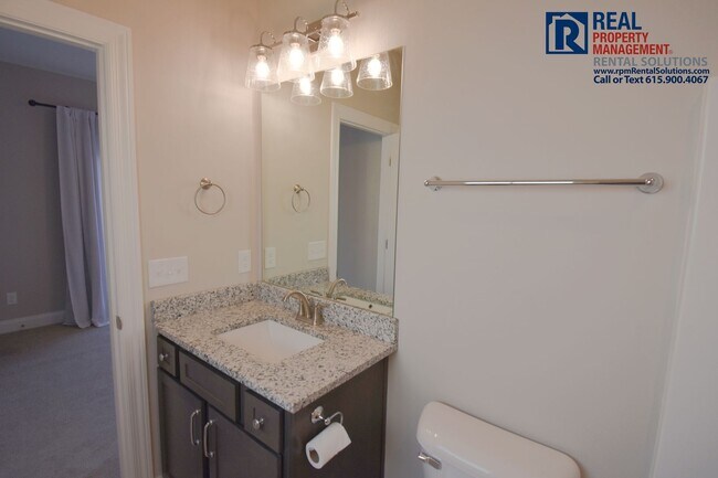 Building Photo - Gorgeous and modern 2 bedroom townhome in the heart of Murfreesboro w/ neighborhood pool, hi-spee...