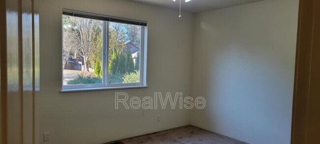 Building Photo - 1267 SW Ironwood Dr