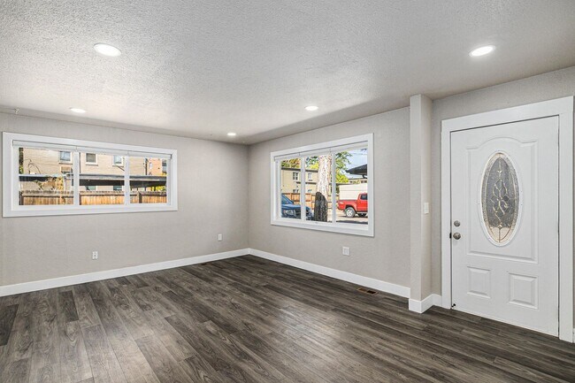Building Photo - Hale neighborhood duplex w/large patio for...