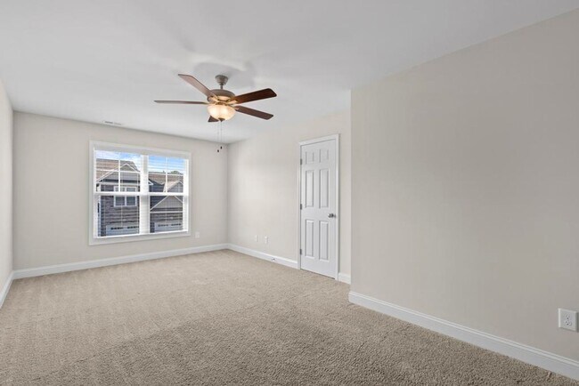 Building Photo - Beautiful Townhome!