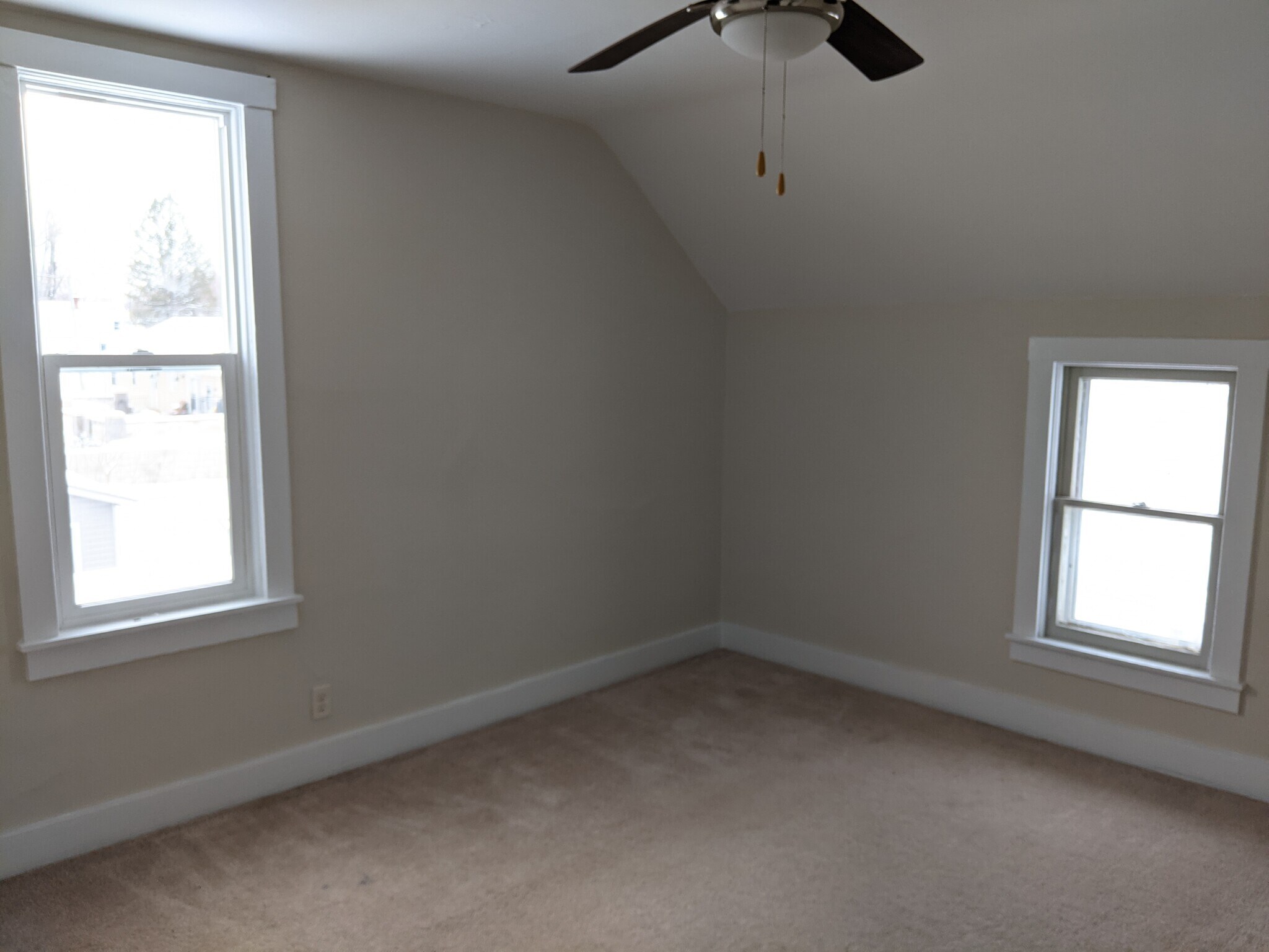 Bedroom with closet - 1346 Euclid Ave