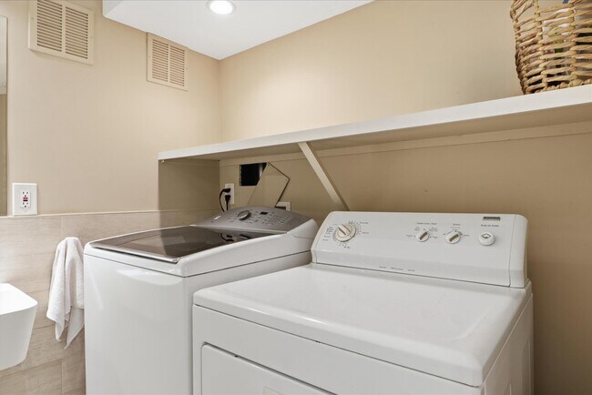 Building Photo - 3221 Coquelin Terrace