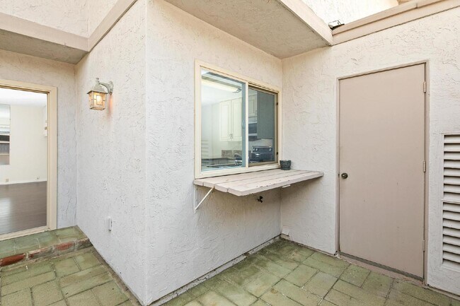 Building Photo - Stunning townhouse in La Jolla / North UTC area