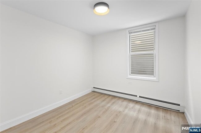 Building Photo - 676 Chestnut St