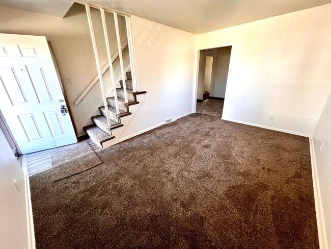 Building Photo - Recently Renovated - 3 bedroom 2 bathroom ...