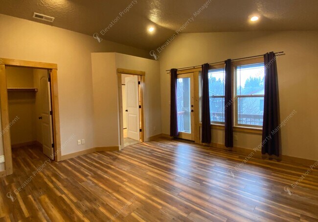 Building Photo - Dual-Level 3 BR - 2.5 BA Haven in Central Bend