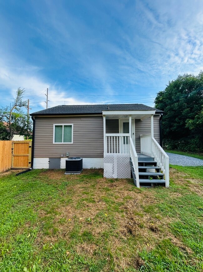 Building Photo - 1308 Leonard Ave