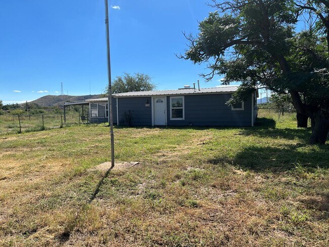 Building Photo - 1102 W Brown St