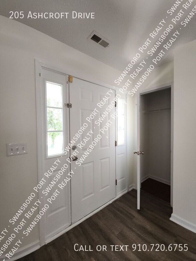 Building Photo - 205 Ashcroft Dr
