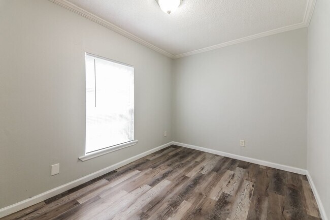 Building Photo - 3 BR/2BA | Newly Renovated Single Family Home  | Huge fenced backyard| In Dallas!