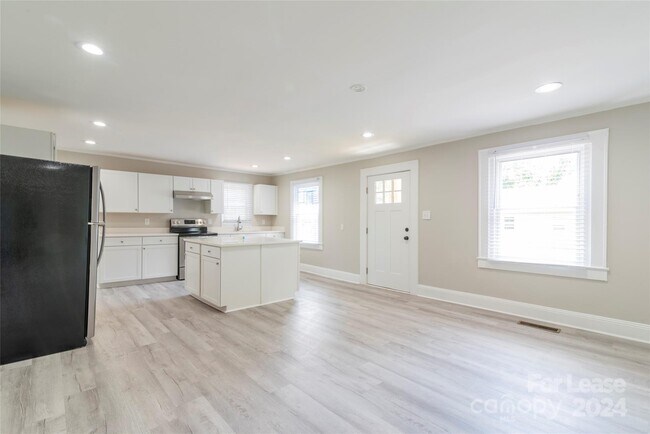 Building Photo - 2336 Barry St