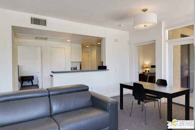 Building Photo - 870 E Palm Canyon Dr