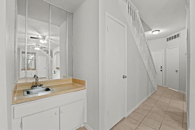 Building Photo - 3550 Country Square Dr