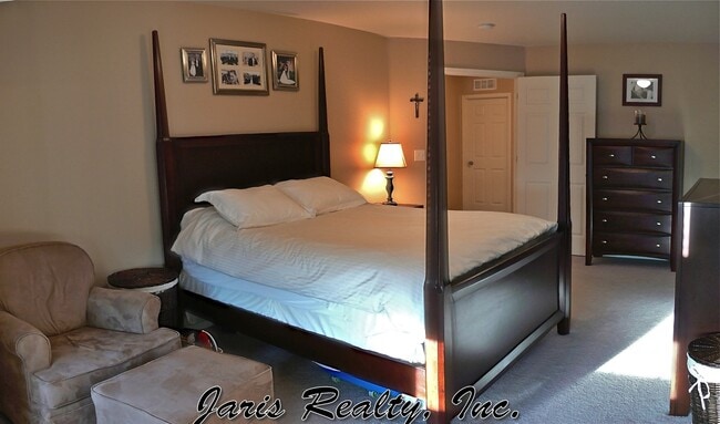 Building Photo - Immaculate just update  in the 4BR The Meadows