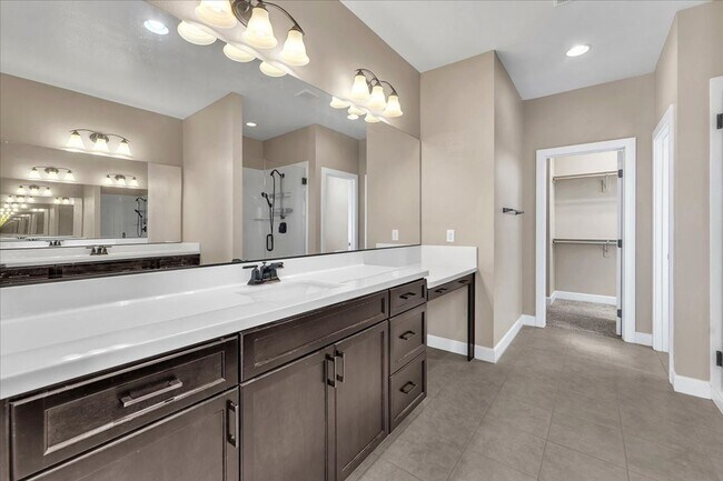 Building Photo - 4-Bedroom Tuscany Townhome with Strip & Golf Course Views