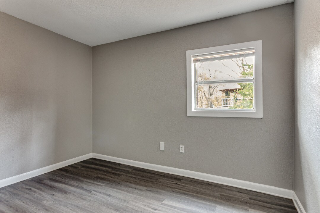 Building Photo - 1612 Woodview Dr