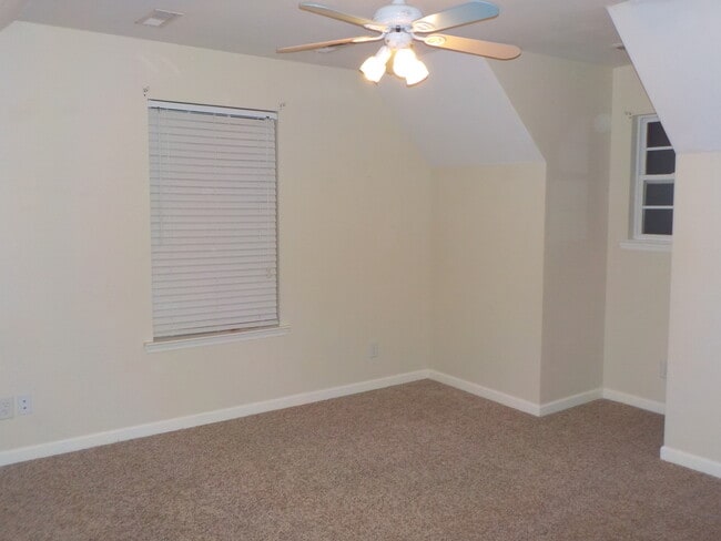 Building Photo - 3 Bedroom 2 Bath House with Basement
