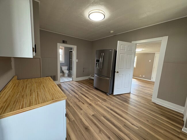 Building Photo - 645 Forest Ave