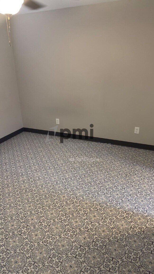 Building Photo - 1528 Division St