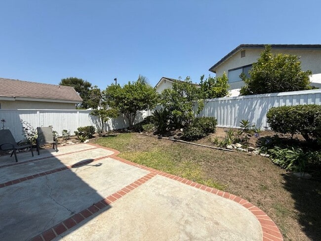 Building Photo - Updated 3 Bedroom Detached Home in Woodbri...