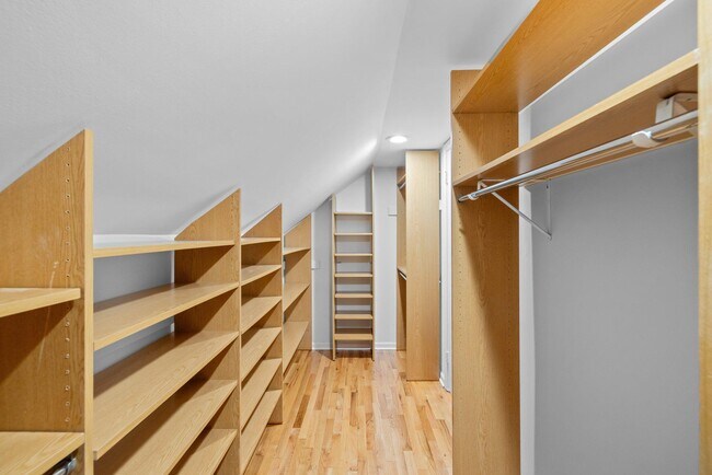 Building Photo - 6609 Heidi Ct