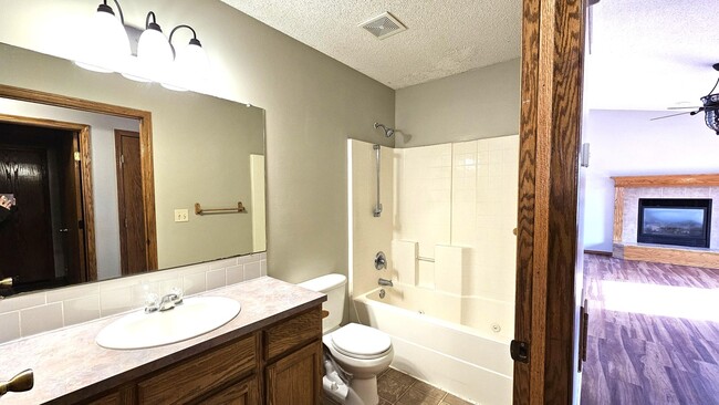 Building Photo - 4 bed, 3 bath Home w/ 2 car garage in Hays...