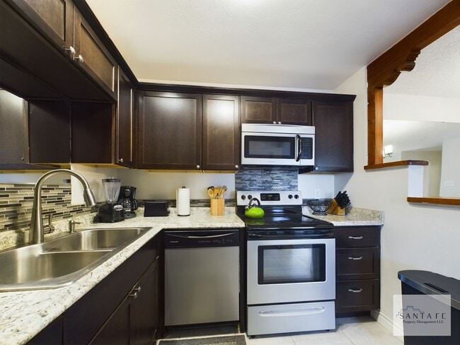 Building Photo - Gorgeous Ground Level Condo at Los Arroyos across from Hospital