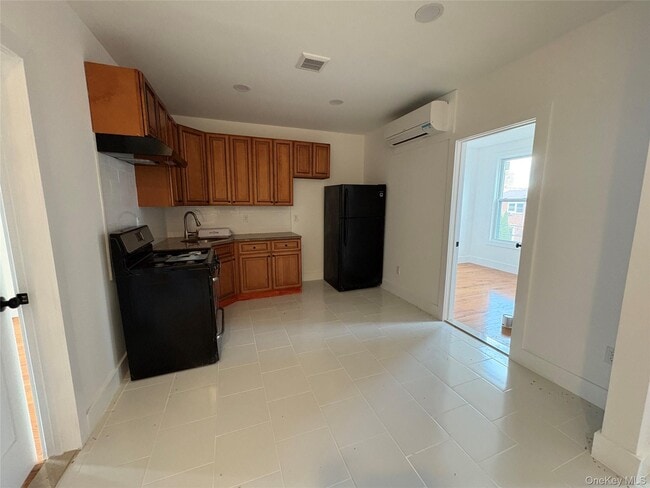 Building Photo - 532 Jerome St