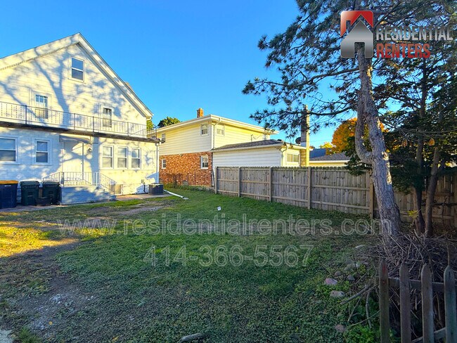 Building Photo - 2033 S 82nd St