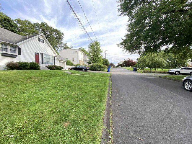 Building Photo - 19 Dartmouth Ln