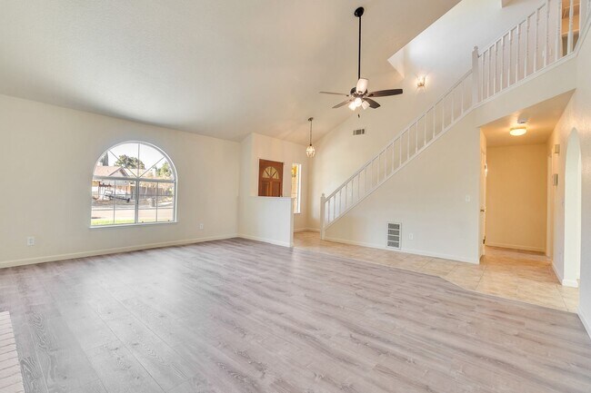 Building Photo - BEAUTIFUL 4 BEDROOM HOME WITH SWIMMING POOL!