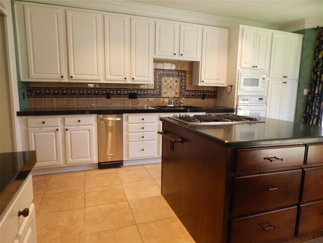 Building Photo - 5583 Beverly Hill St