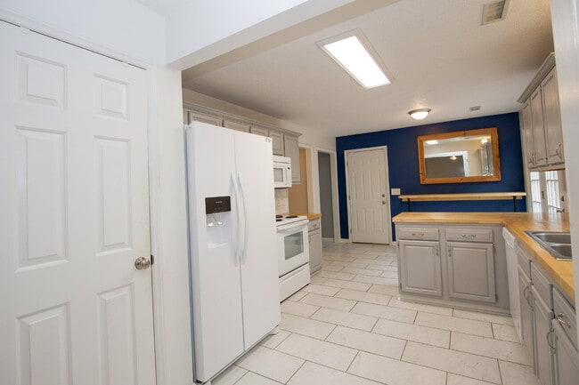 Building Photo - Charming 3 Bedroom, 2,5 Bath home with hug...