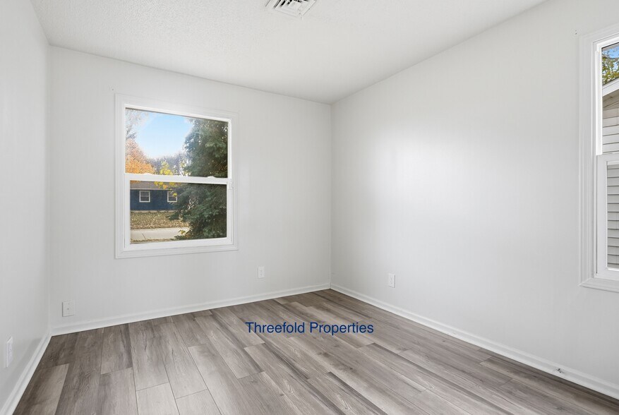 Building Photo - 1107 Larch Ln