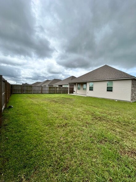 Building Photo - 1805 E Lakeshore Lndg Dr