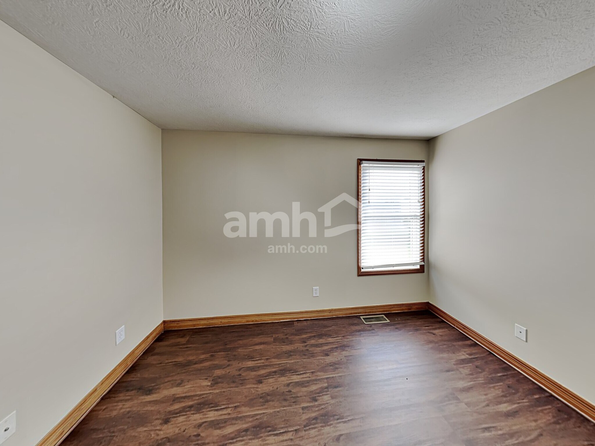 Building Photo - 811 Corylus Dr SW