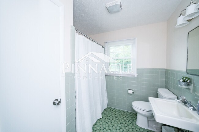 Bathroom 2 - 126 Tomahawk Industrial Park