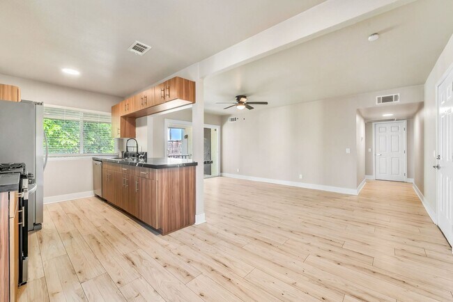 Building Photo - 1405 Vegas Valley Dr