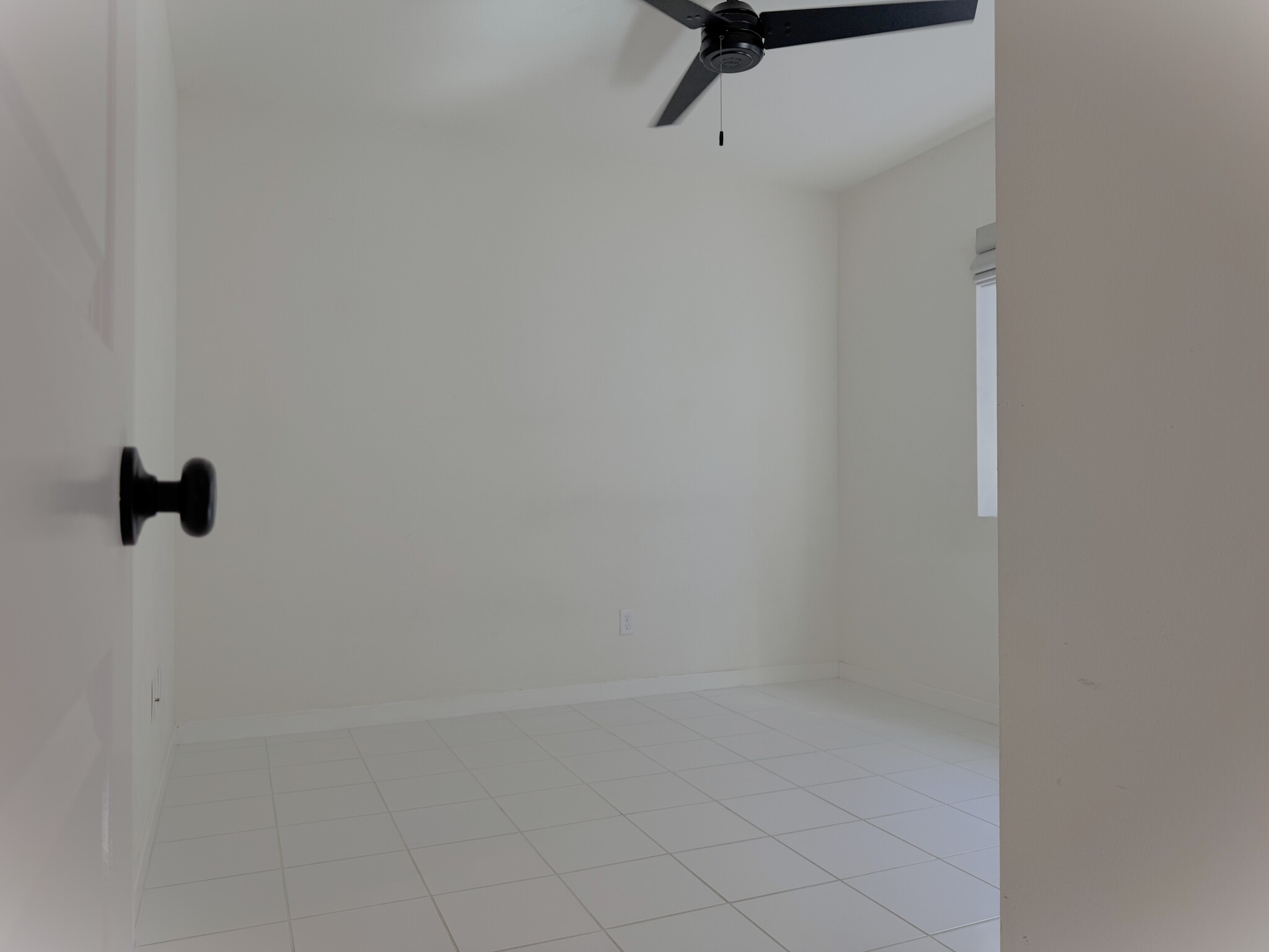 Main floor bedroom/entry at foyer - 2729 Sunrise Way