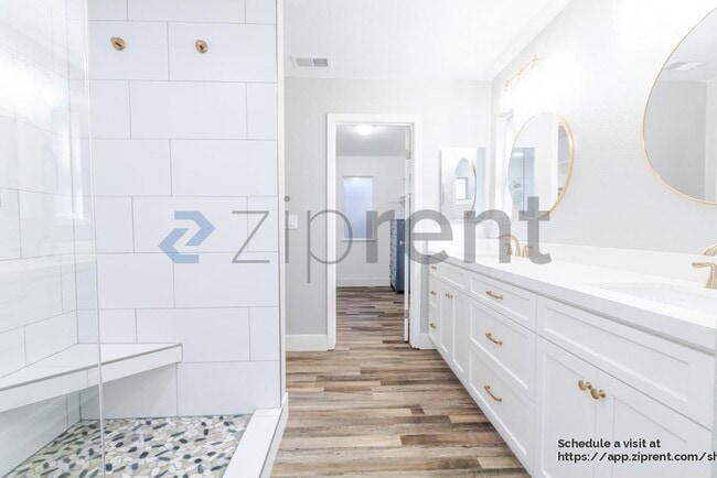 Building Photo - 5912 Laguna Villa Way