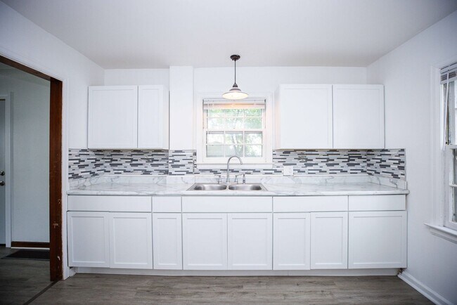 Building Photo - Beautiful three bedroom home with fenced i...