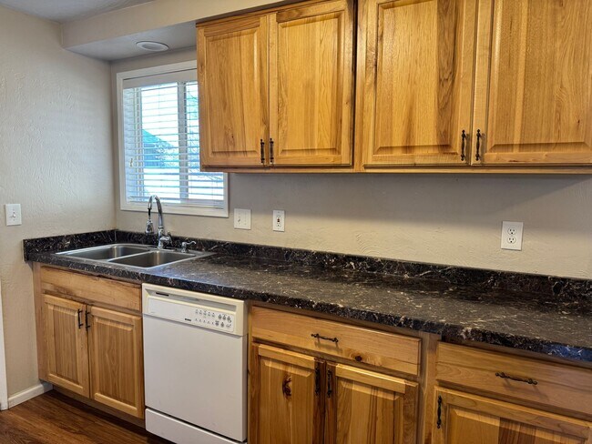 Building Photo - Updated 2 bed 1 bath duplex in Springfield!