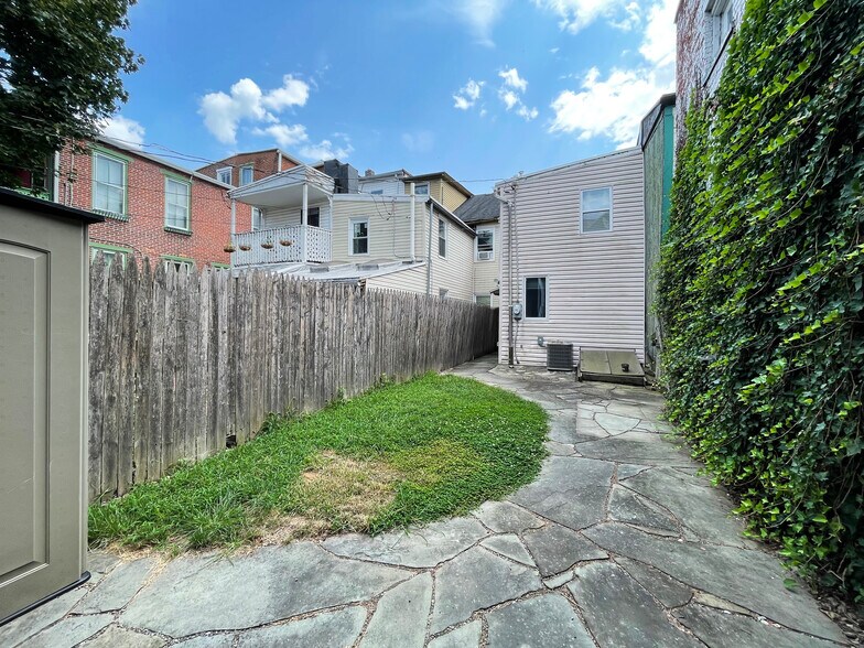 Building Photo - 218 Verbeke Street