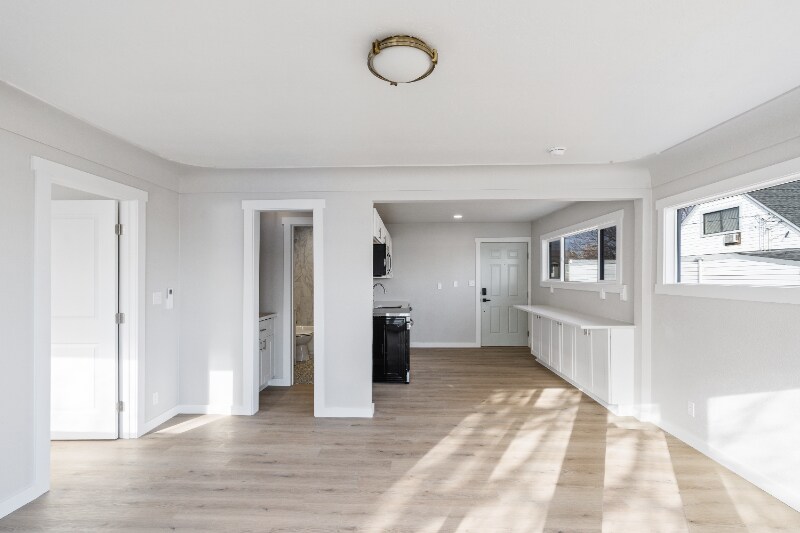 Building Photo - 3013 W Lakeside Dr