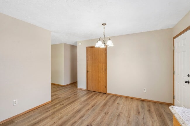 Building Photo - 1324 N Forest Ave