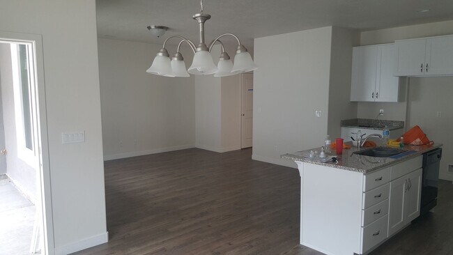 Building Photo - Spacious 3-Bedroom, 2.5-Bath Home in Cente...