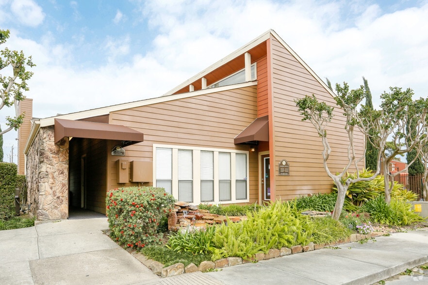 Bellevue Riviera 555 Normandy St Houston TX 77015 Apartment Finder